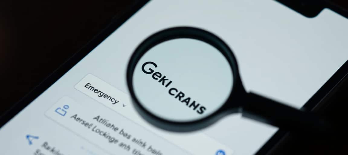 Écran de téléphone affichant une recherche serrurier urgent