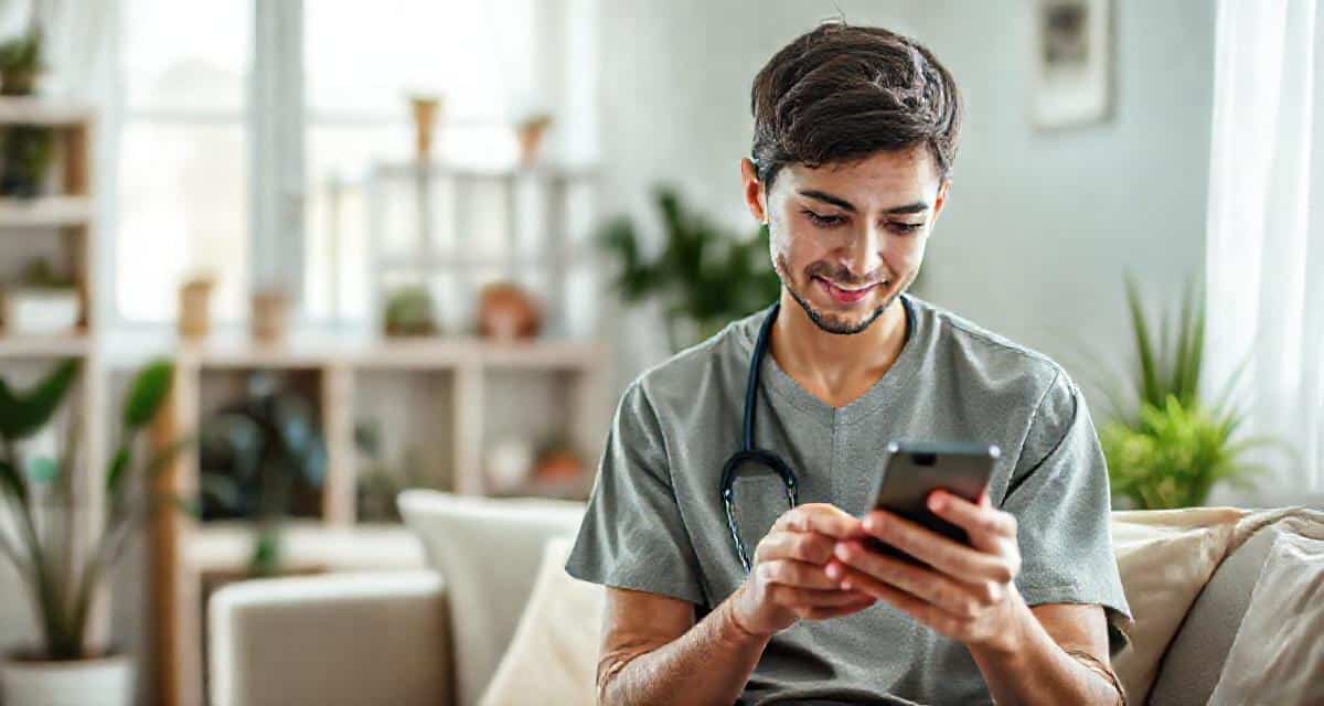 Un patient cherche un diététicien sur Google depuis son téléphone mobile